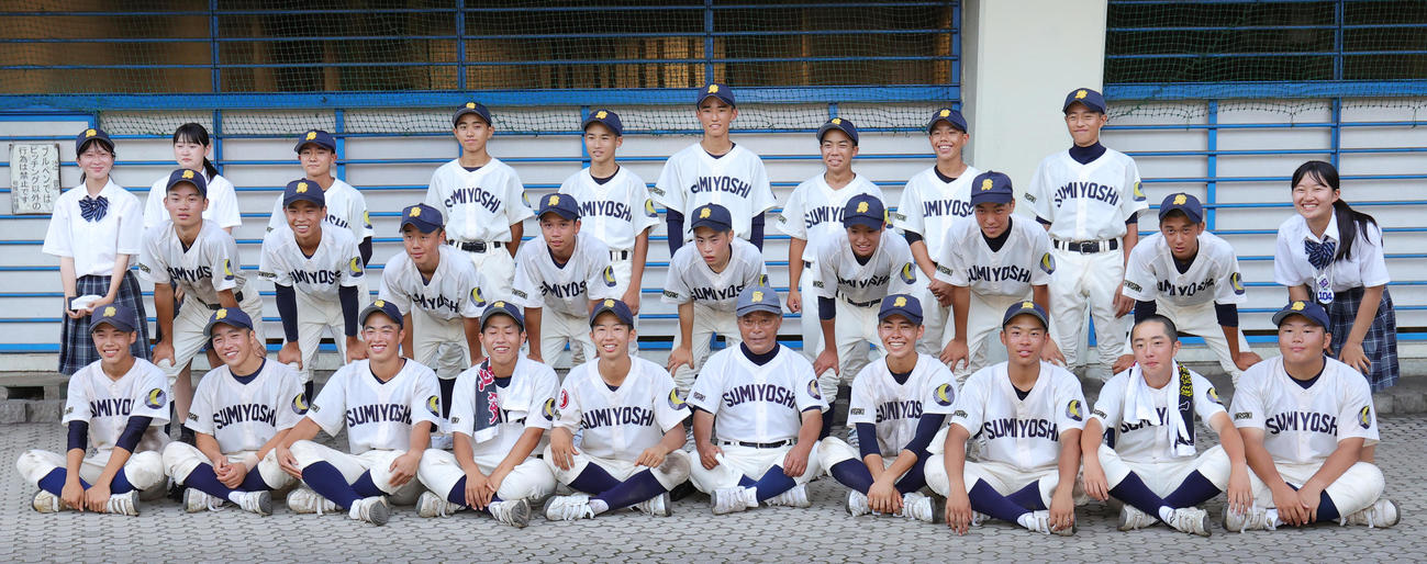 住吉対横浜南陵　延長12回サヨナラ負けを喫した住吉の選手たちは、今大会を最後に勇退する白石監督（前列左から6人目）と記念写真（撮影・野上伸悟）
