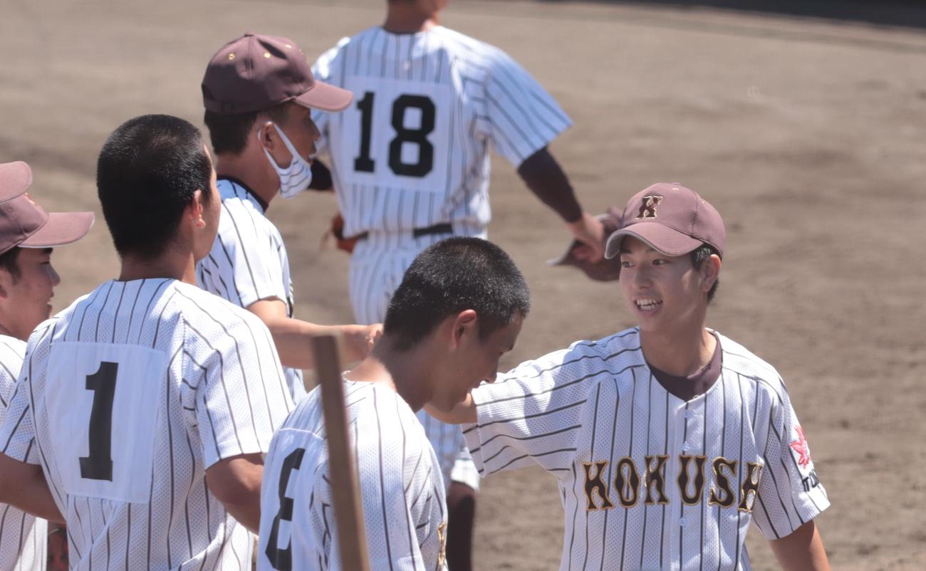 試合後に選手たちに声をかける国士舘・村上マネジャー（撮影・藤塚大輔）