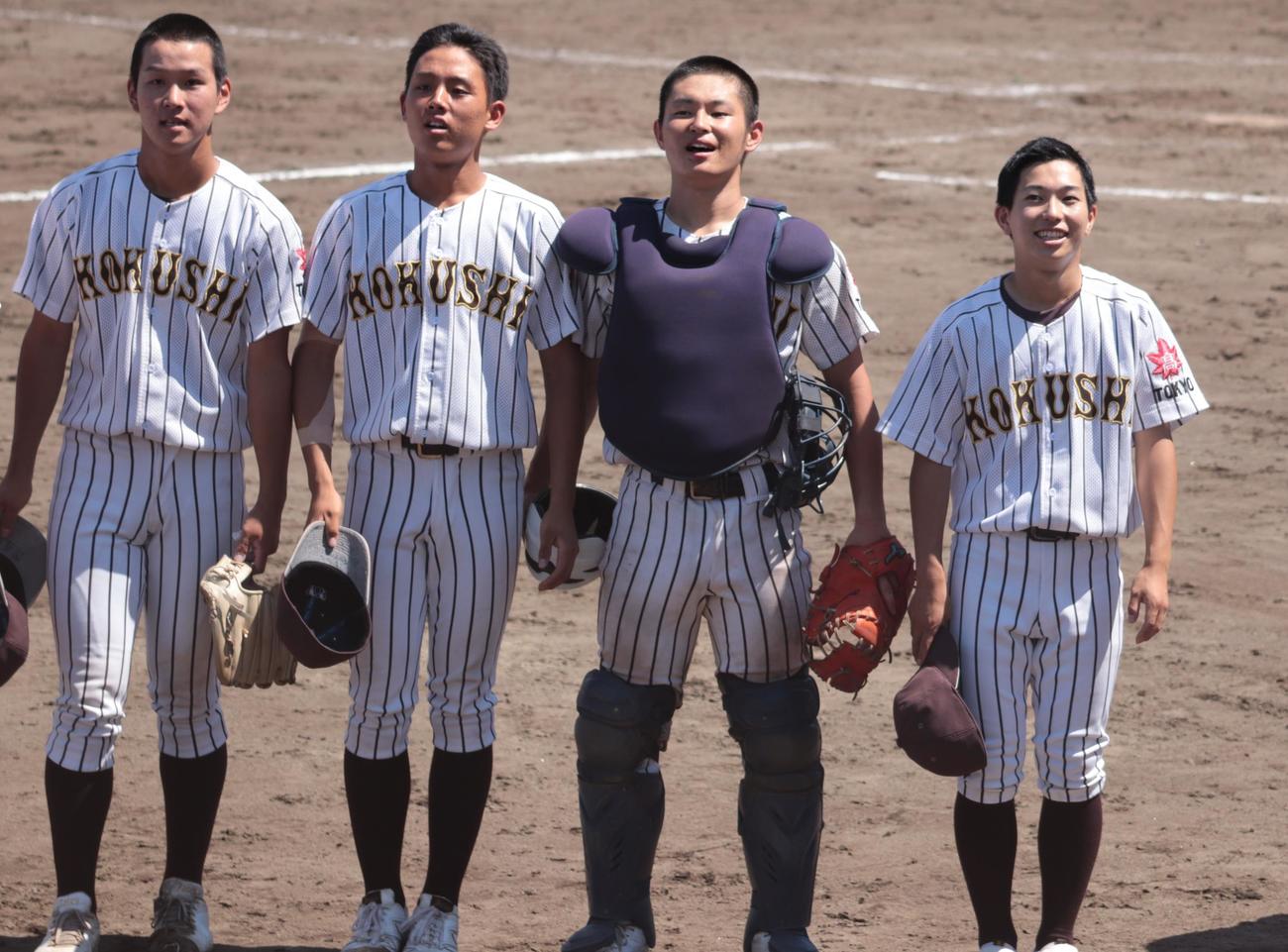 試合後に整列して笑顔を見せる国士舘・村上マネジャー（左から4人目）と石田主将（左から3人目）（撮影・藤塚大輔）