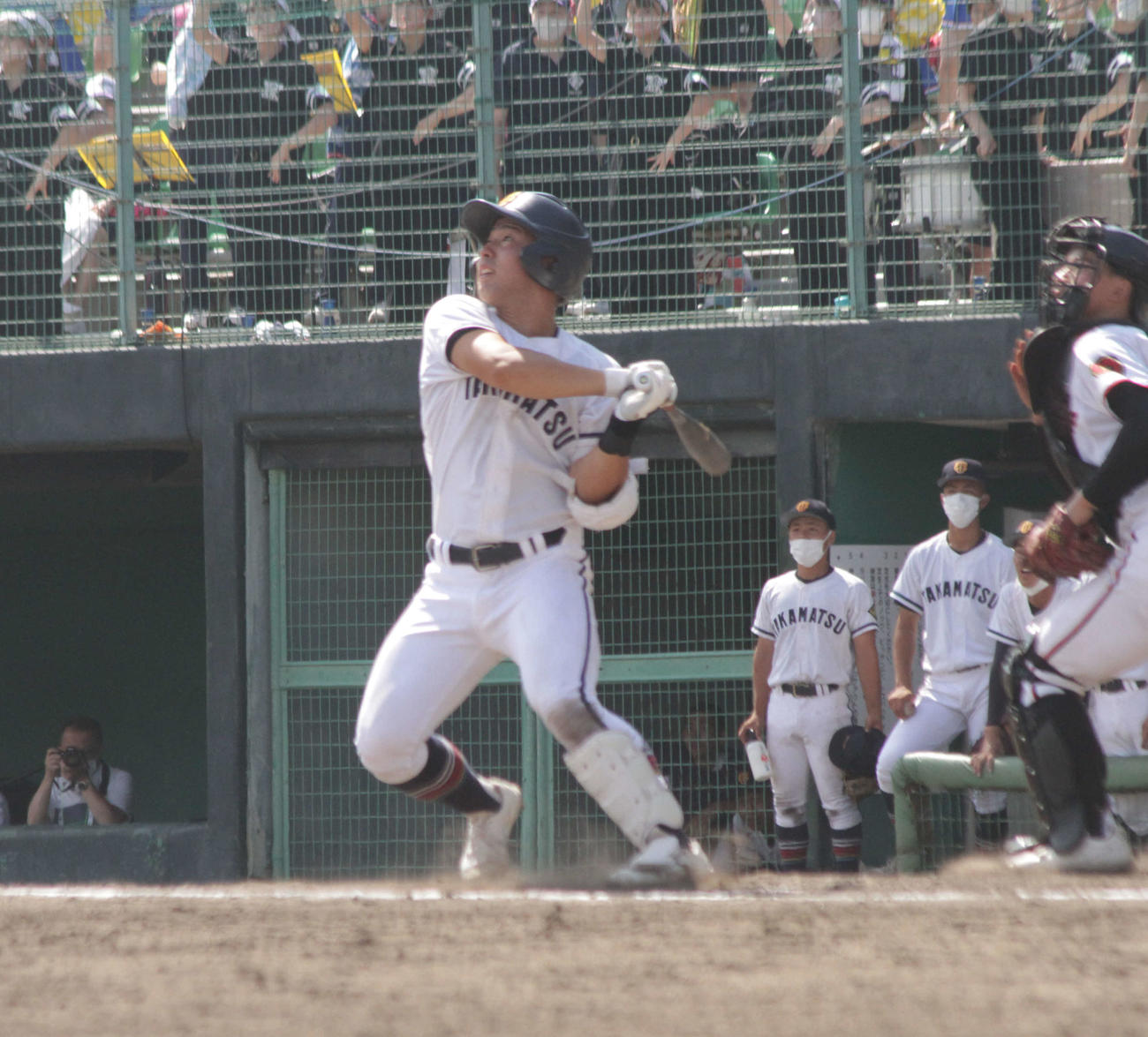 高松商の浅野翔吾外野手は打席で豪快なフォロースルーを見せた