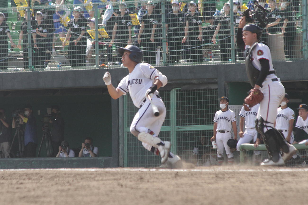 高松商の浅野翔吾外野手は4回、左飛に倒れたがスイングは豪快だ