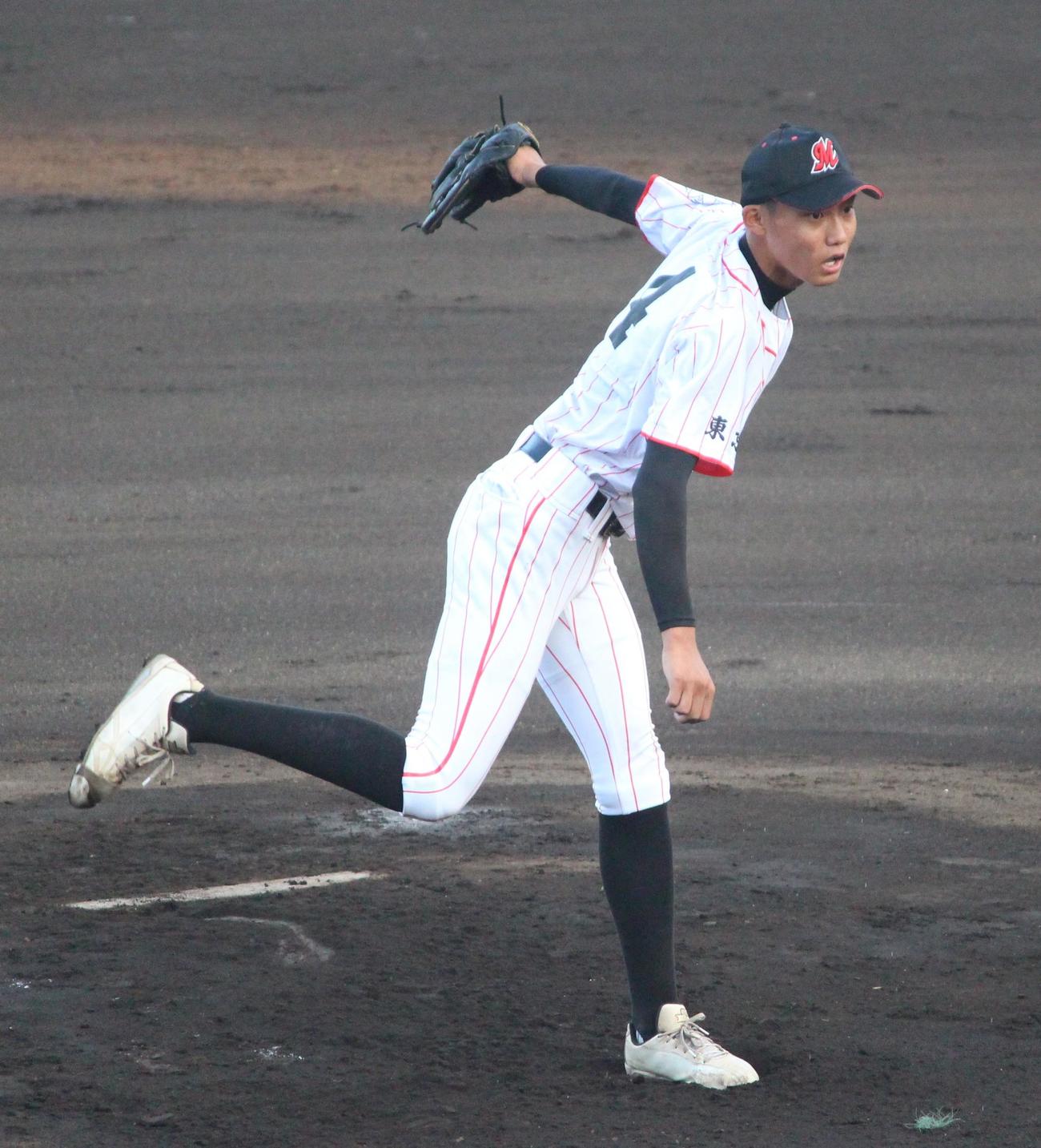 成城対紅葉川　継続試合で2番手として登板し1回を無失点に抑えた紅葉川・松本（撮影・保坂恭子）