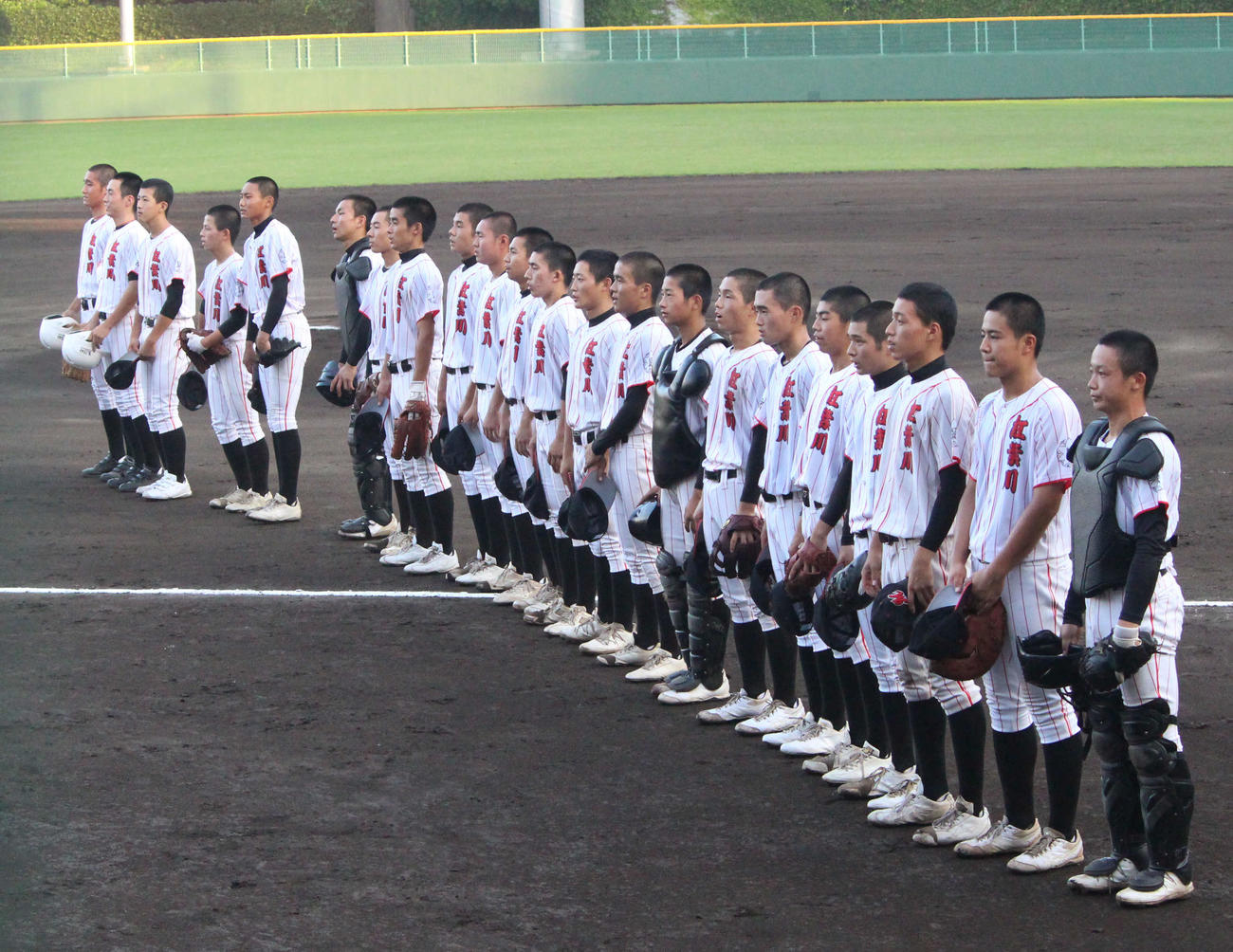 成城対紅葉川　7回コールドで勝利し、試合後スタンドにあいさつをする紅葉川の選手たち（撮影・保坂恭子）