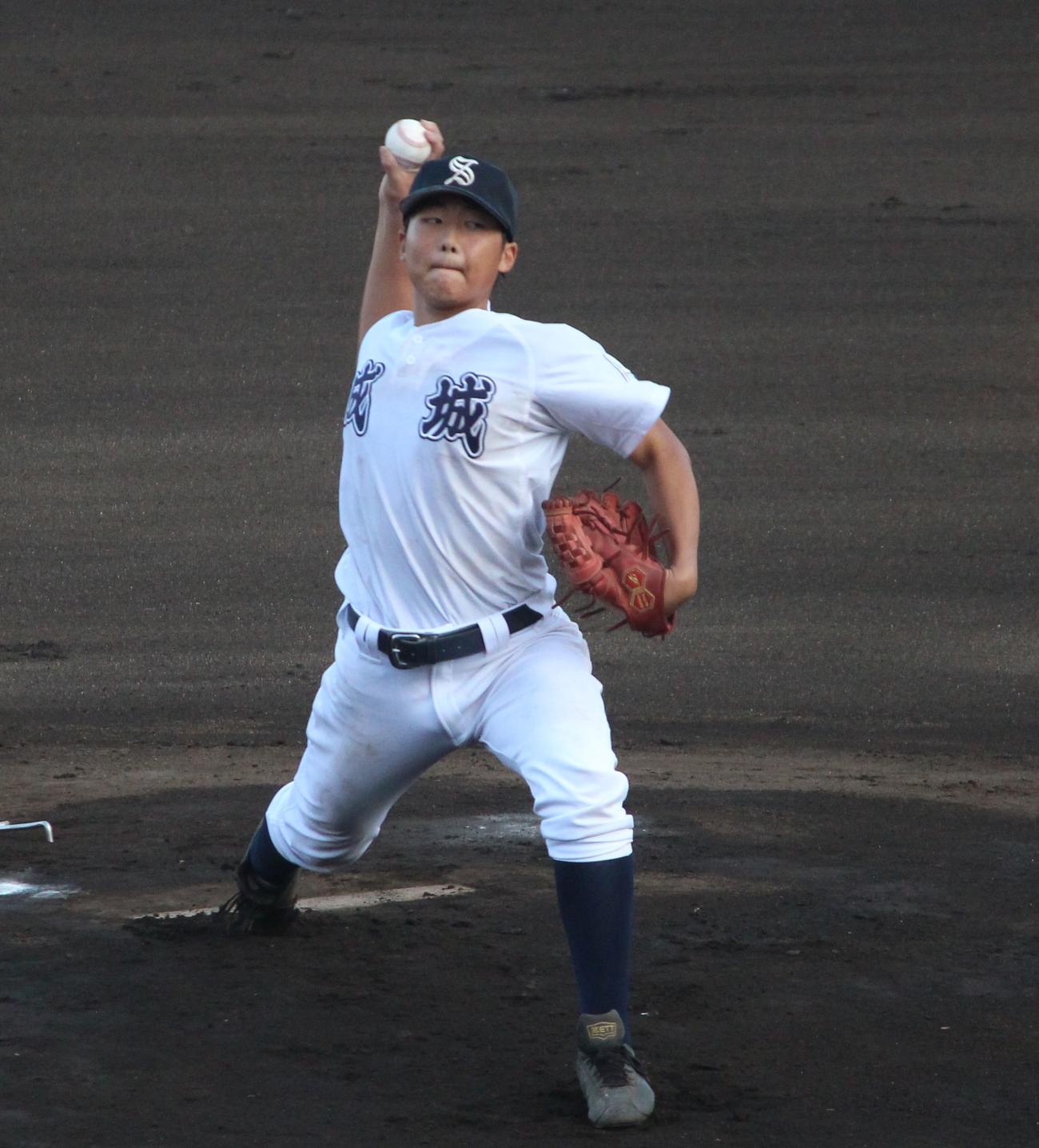 成城対紅葉川　継続試合で力投する成城・田中（撮影・保坂恭子）