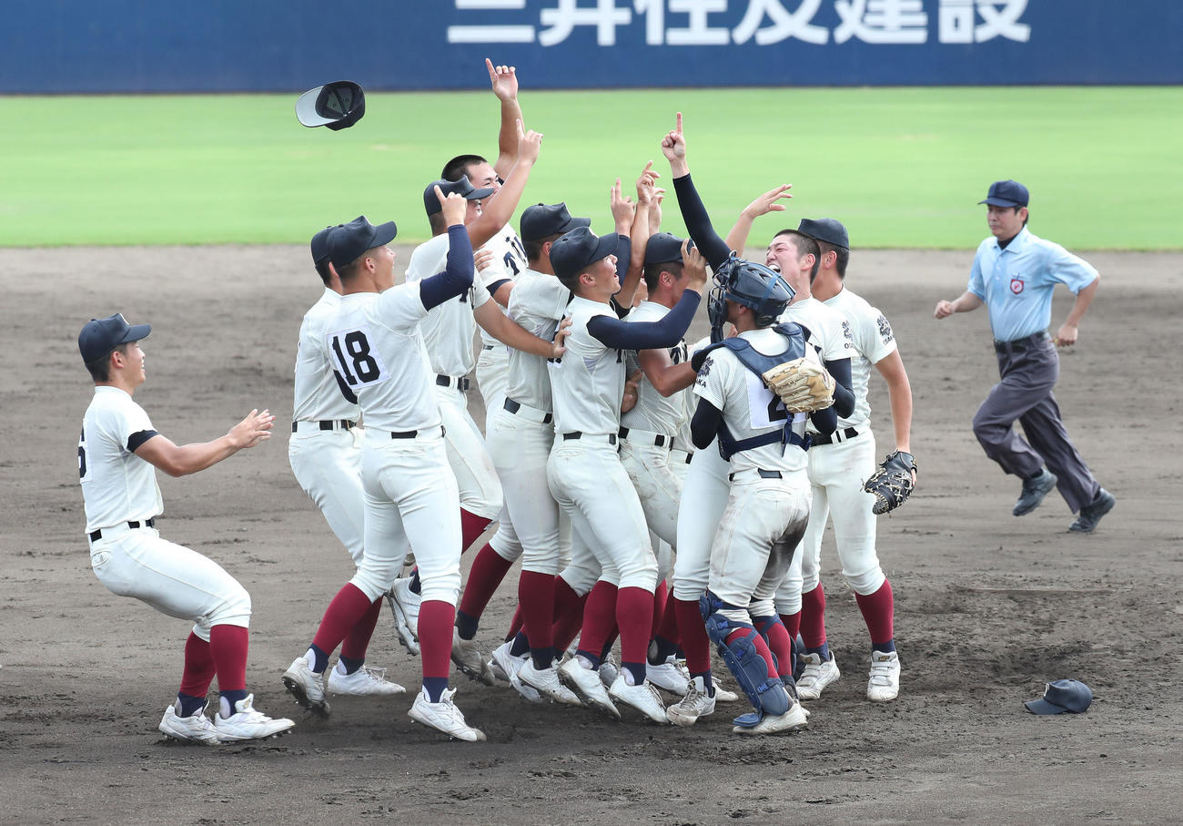30日、優勝を決め喜びを爆発させる大阪桐蔭ナイン（撮影・白石智彦）