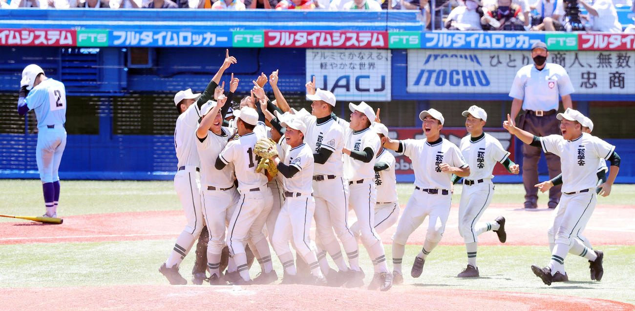 日体大荏原対二松学舎大付　優勝し喜ぶ二松学舎大付の選手たち（撮影・野上伸悟）