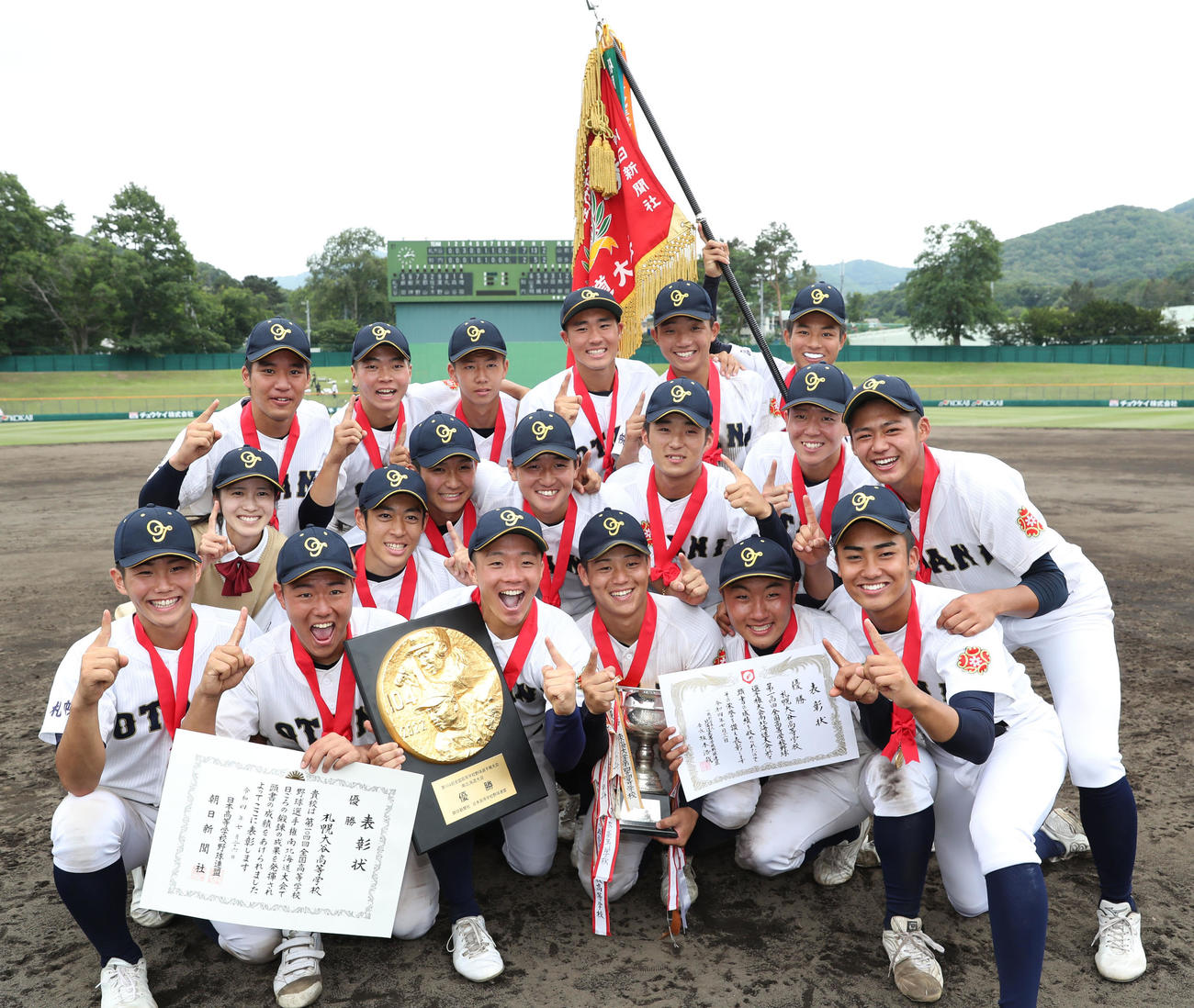 初めての夏の甲子園出場を決め笑顔で記念撮影に応じる札幌大谷ナイン（撮影・佐藤翔太）