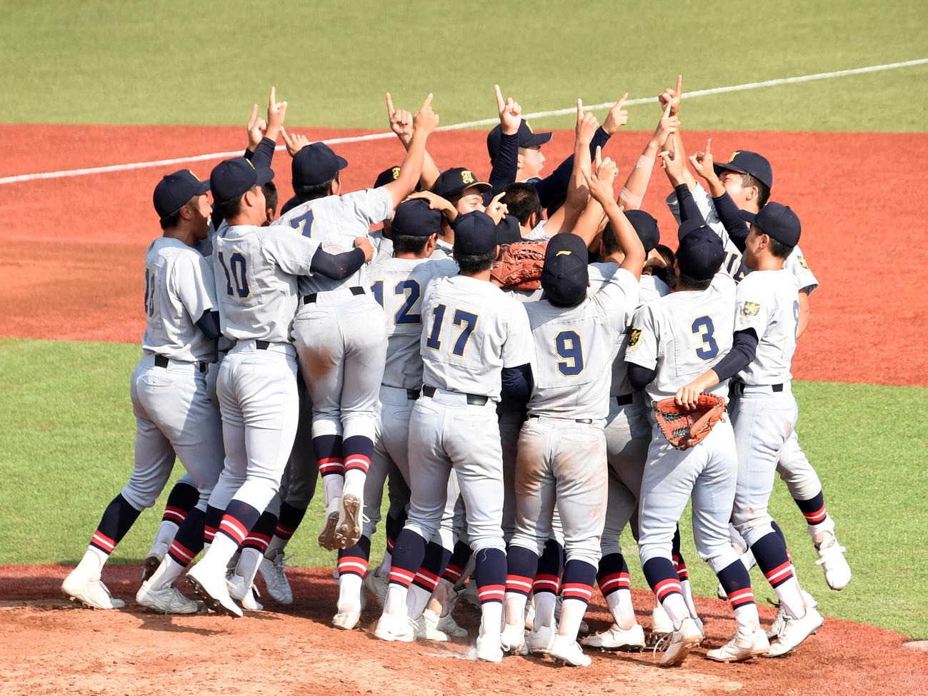 聖和学園対仙台育英　3年ぶり29度目の優勝を果たしマウンド上で歓喜する仙台育英の選手たち（撮影・山田愛斗）