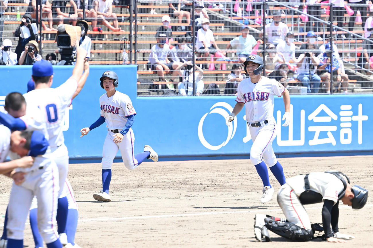土浦日大対明秀学園日立　9回裏明秀学園日立2死二塁、サヨナラとなる2点本塁打を放った佐藤（右から2人目）はチームメートが待つ本塁へ向かう（撮影・滝沢徹郎）