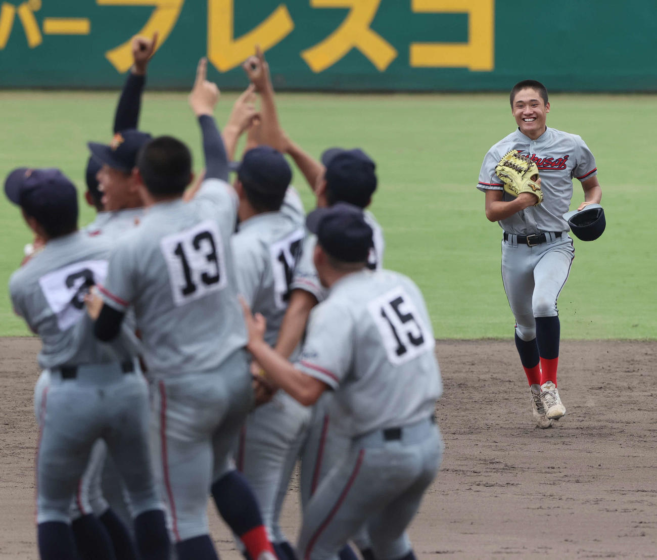 京都国際対龍谷大平安　龍谷大平安に勝利し、優勝を決めた京都国際・森下（右）はマウンドの歓喜の輪に笑顔で向かう（撮影・上山淳一）