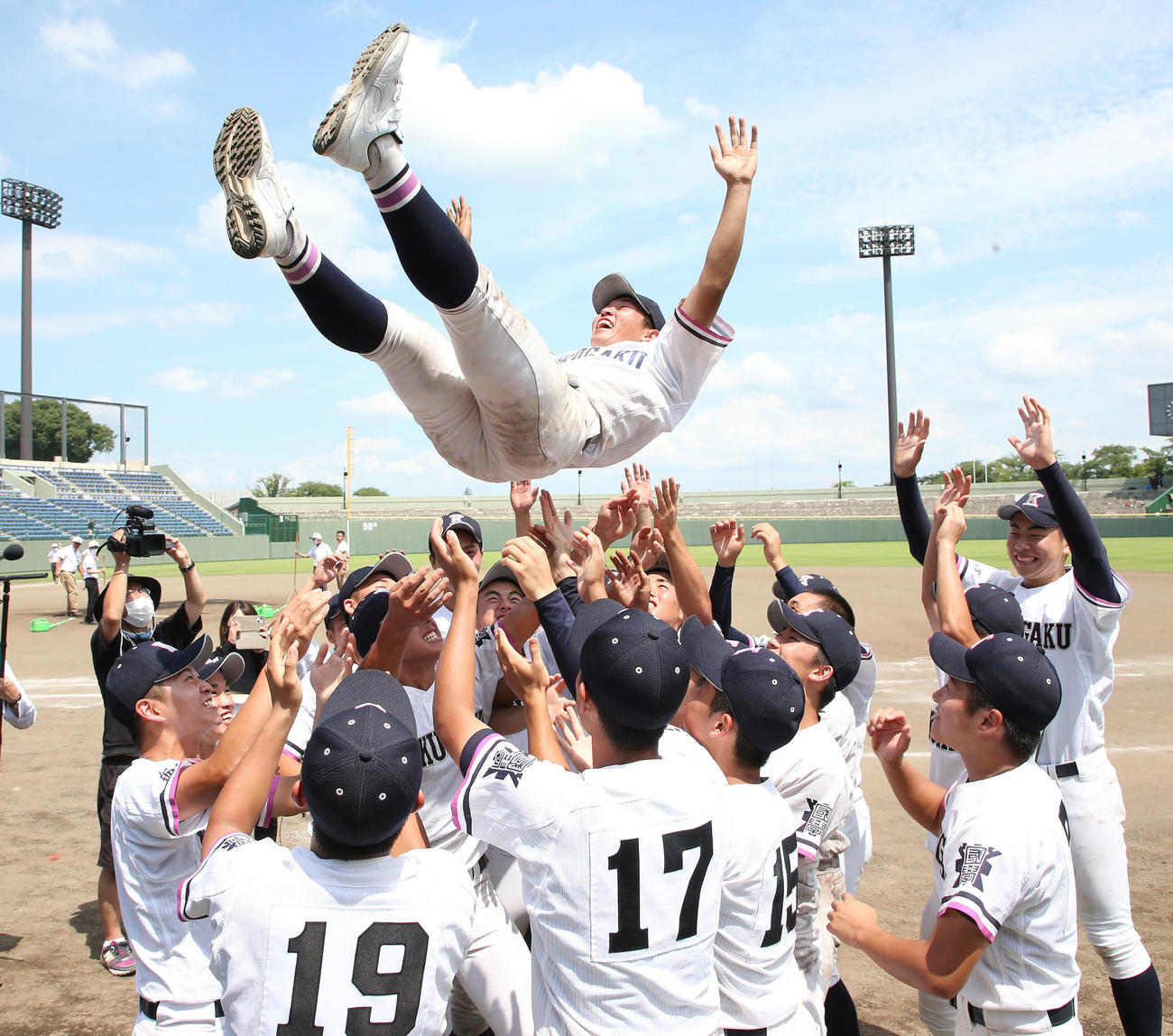 国学院栃木対宇都宮南　優勝し胴上げされる国学院栃木・平井主将（撮影・宮地輝）