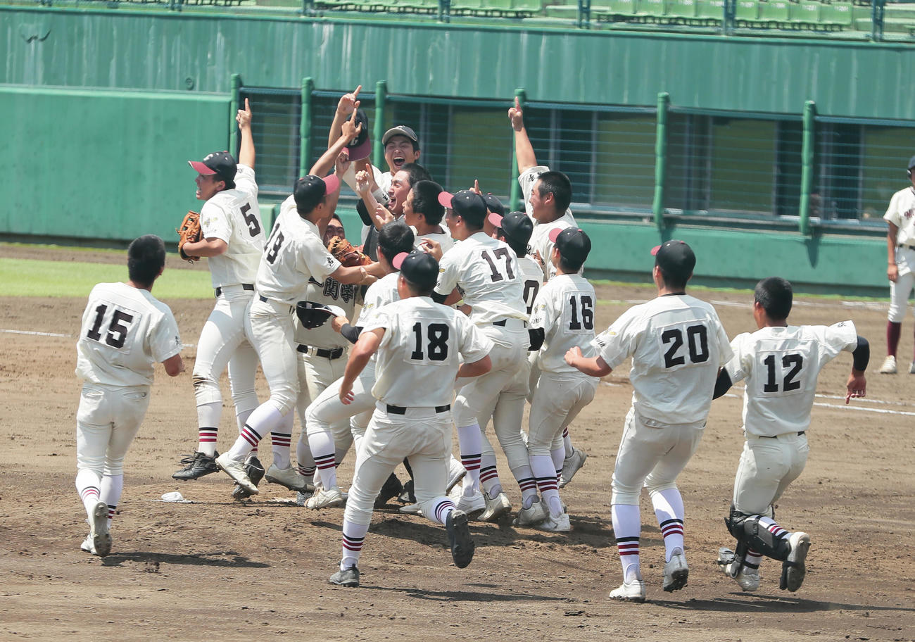 優勝を決め、歓喜する一関学院ナイン（撮影・足立雅史）