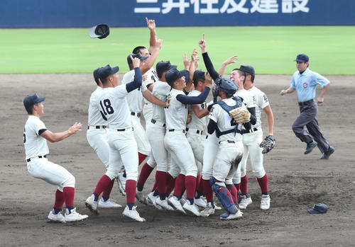 30日、優勝を決め喜びを爆発させる大阪桐蔭ナイン(撮影・白石智彦)