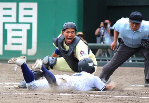 小松大谷対星稜 9回裏2死二塁、本塁に飛び込む走者をアウトにする星稜・近藤(撮影・柏原誠)