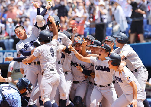 東海大相模対横浜 サヨナラ勝ちで優勝を果たし歓喜の横浜ナイン(撮影・垰建太)