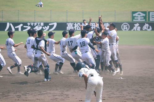 英明に勝利し、3大会連続の夏の甲子園出場を決めた高松商ナイン(撮影・波部俊之介)