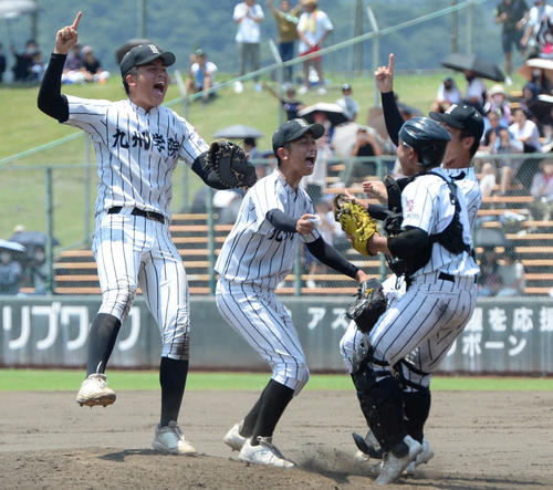 秀岳館を破り夏の甲子園出場を決め歓喜する九州学院の村上慶(左)らナイン(撮影・只松憲)
