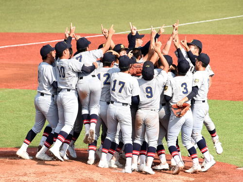 聖和学園対仙台育英 3年ぶり29度目の優勝を果たしマウンド上で歓喜する仙台育英の選手たち(撮影・山田愛斗)