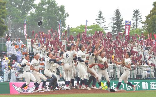八戸学院光星対八戸工大一 3年ぶり11度目の優勝を飾り、歓喜する八戸学院光星ナイン(撮影・佐藤究)