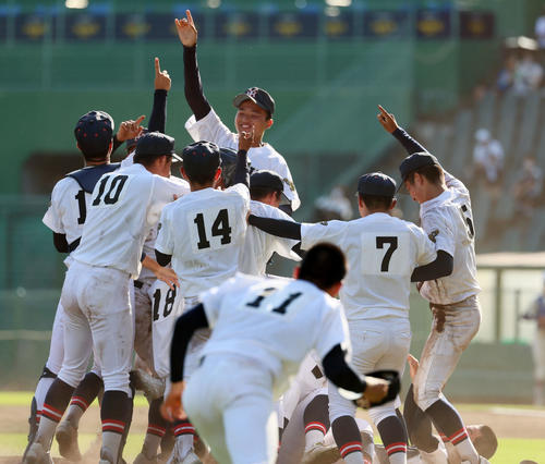 社対神戸国際大付属 神戸国際大付属に勝利しマウンドに歓喜の表情で集まる社ナインたち(撮影・加藤哉)