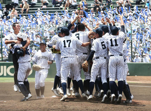 筑陽学園対九州国際大付 甲子園出場を決め、歓喜に沸く九州国際大付ナイン(撮影・屋方直哉)