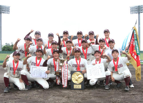 10度目の夏切符を手にした旭川大高ナイン(撮影・奥村晶治)
