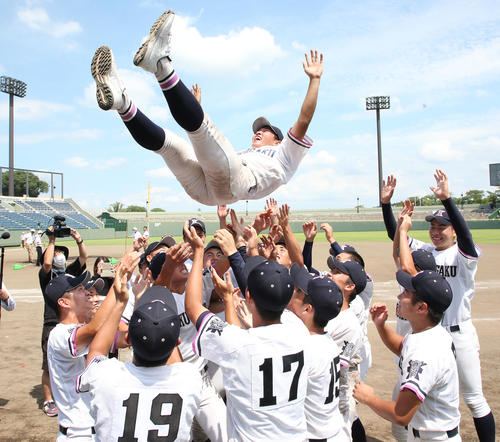 国学院栃木対宇都宮南 優勝し胴上げされる国学院栃木・平井主将(撮影・宮地輝)
