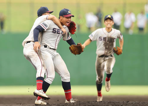 聖望学園対浦和学院 完封勝利で優勝を決めた聖望学園・岡部(中央)はナインと喜びを爆発させる(撮影・垰建太)