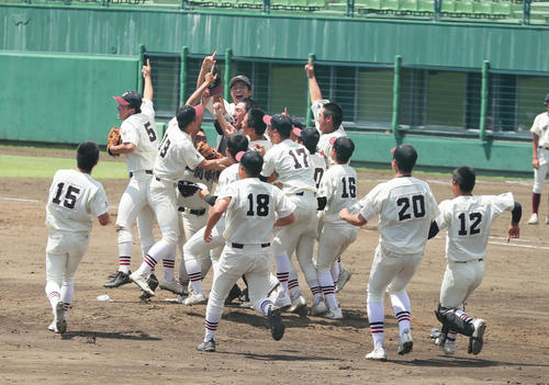 優勝を決め、歓喜する一関学院ナイン(撮影・足立雅史)
