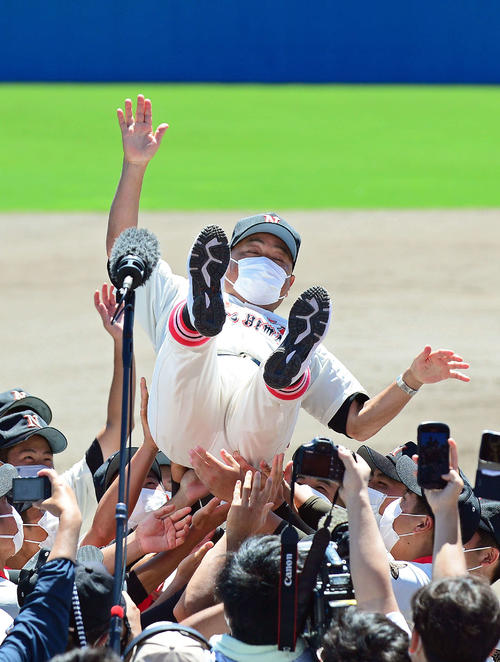 胴上げされる日大三島の永田監督