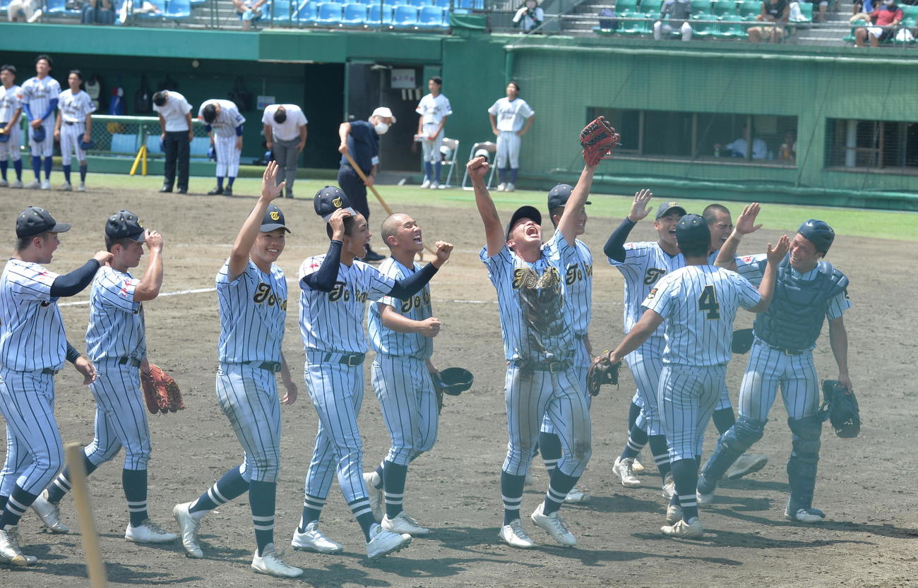 延長11回に及ぶ熱戦を制し、歓喜に沸く東海大山形ナイン