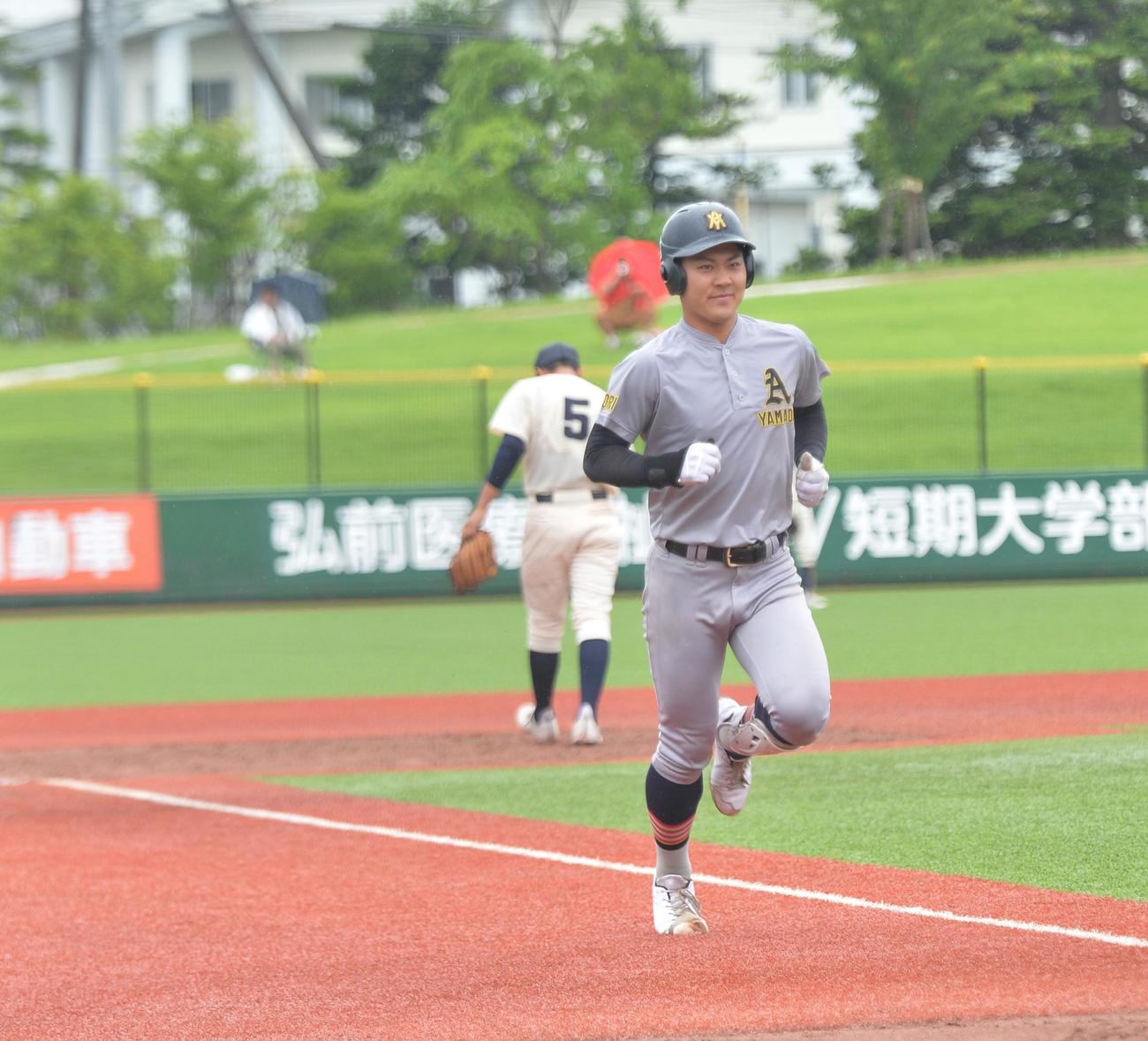 5回、左越え3ランを放ち笑顔を見せる馬場