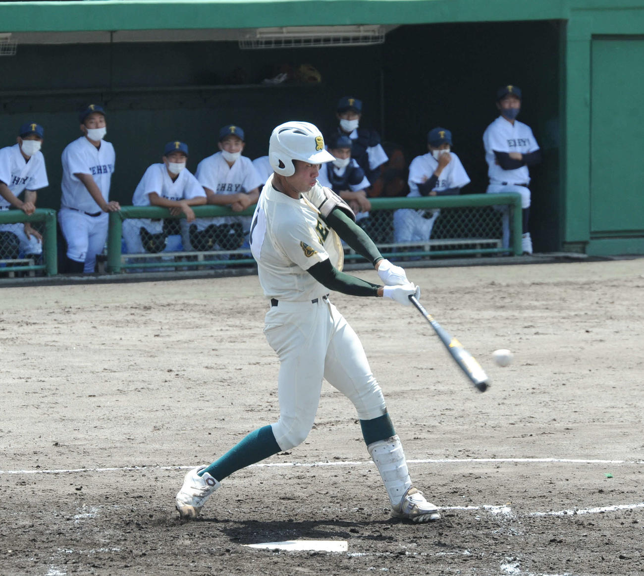 4回に満塁本塁打を放つ静清の久保　