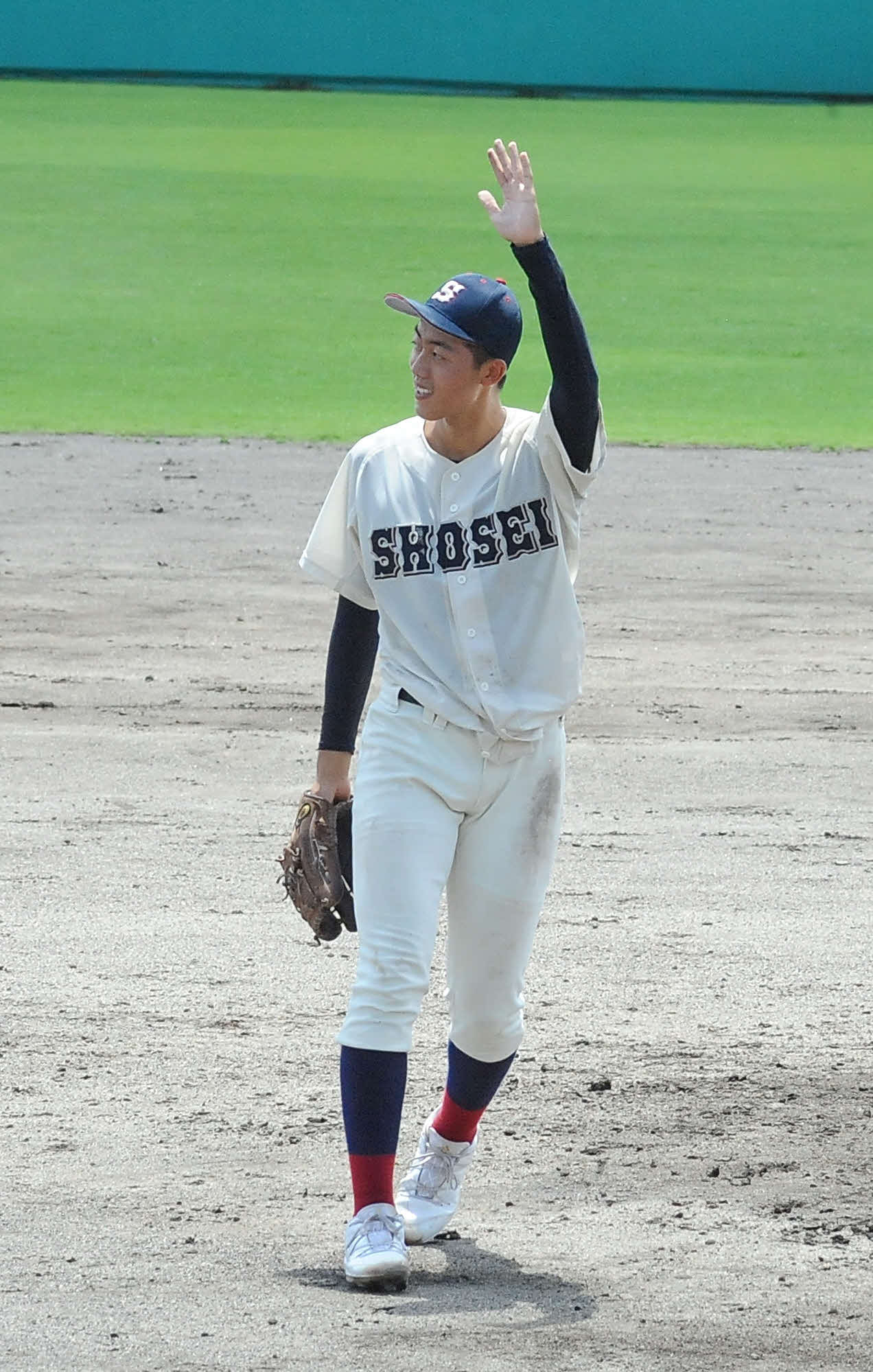 9回表、最後の打者を打ち取り、チームメートに向けて手を挙げる島田樟誠の孫