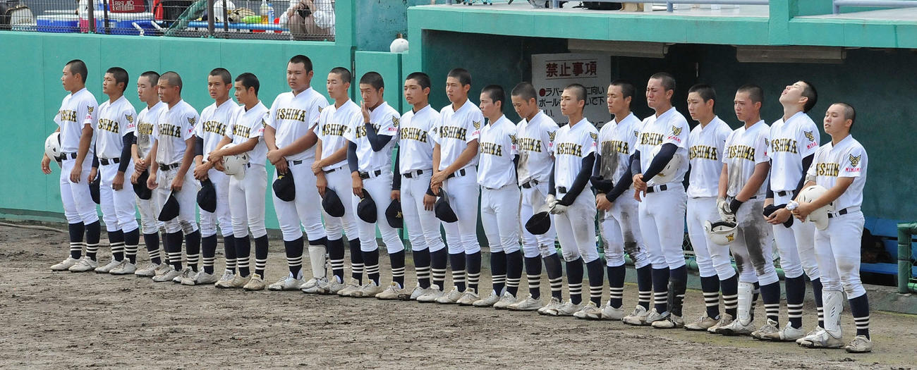 試合に敗れ、ベンチ前に整列する三島南ナイン