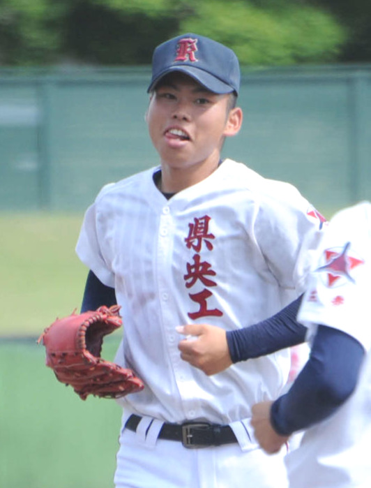 最終回を3人で抑え、マウンドを降りる新潟県央工・長谷部