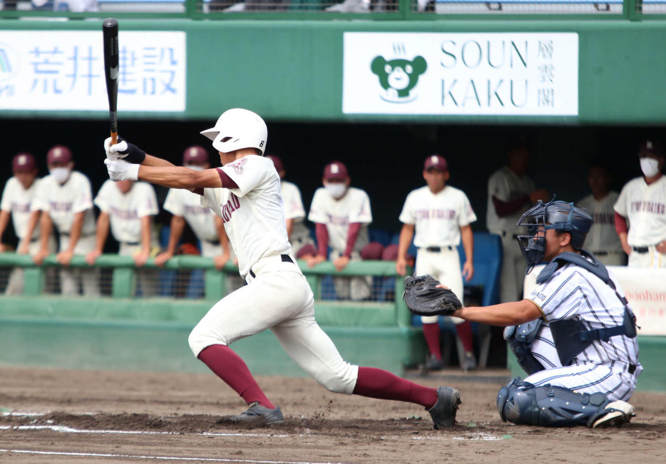 旭川大高対白樺学園　3回表旭川大高無死で中前打を放つ広川主将（撮影・山崎純一）