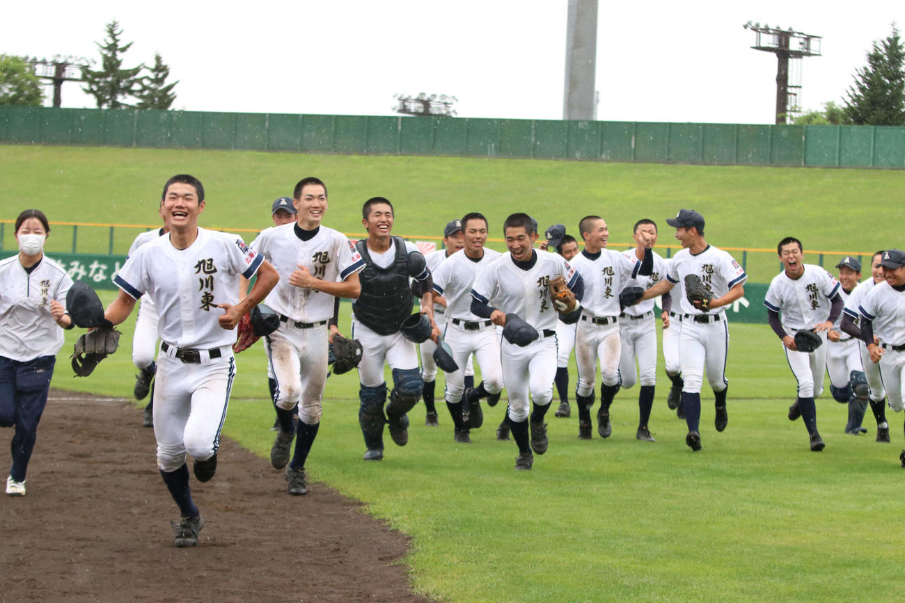 旭川東対帯広大谷　35年ぶりの4強進出を決め、大喜びする旭川東の選手たち（撮影・山崎純一）