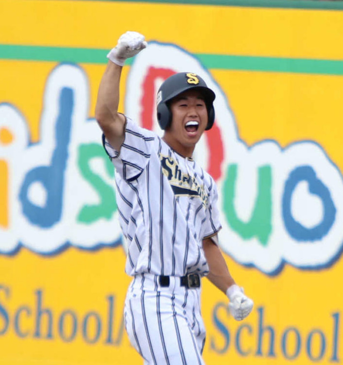 旭川大高対白樺学園　9回裏白樺学園無死、代打で右前打を放ちベンチに向かいガッツポーズする田中主将（撮影・山崎純一）
