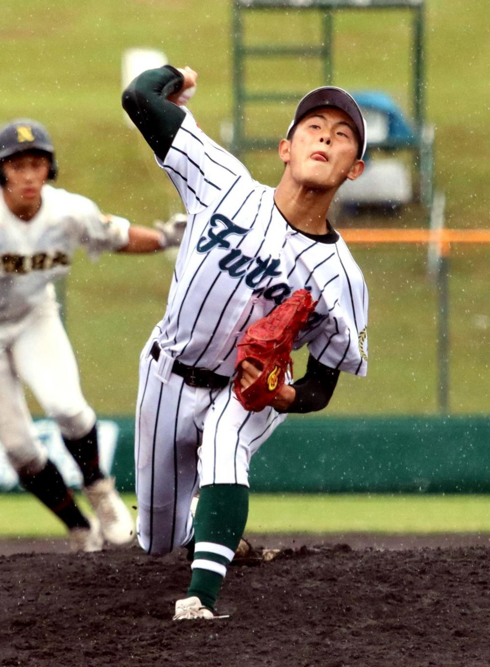 札幌日大対小樽双葉　雨の中、投球する小樽双葉エース外村（撮影・永野高輔）