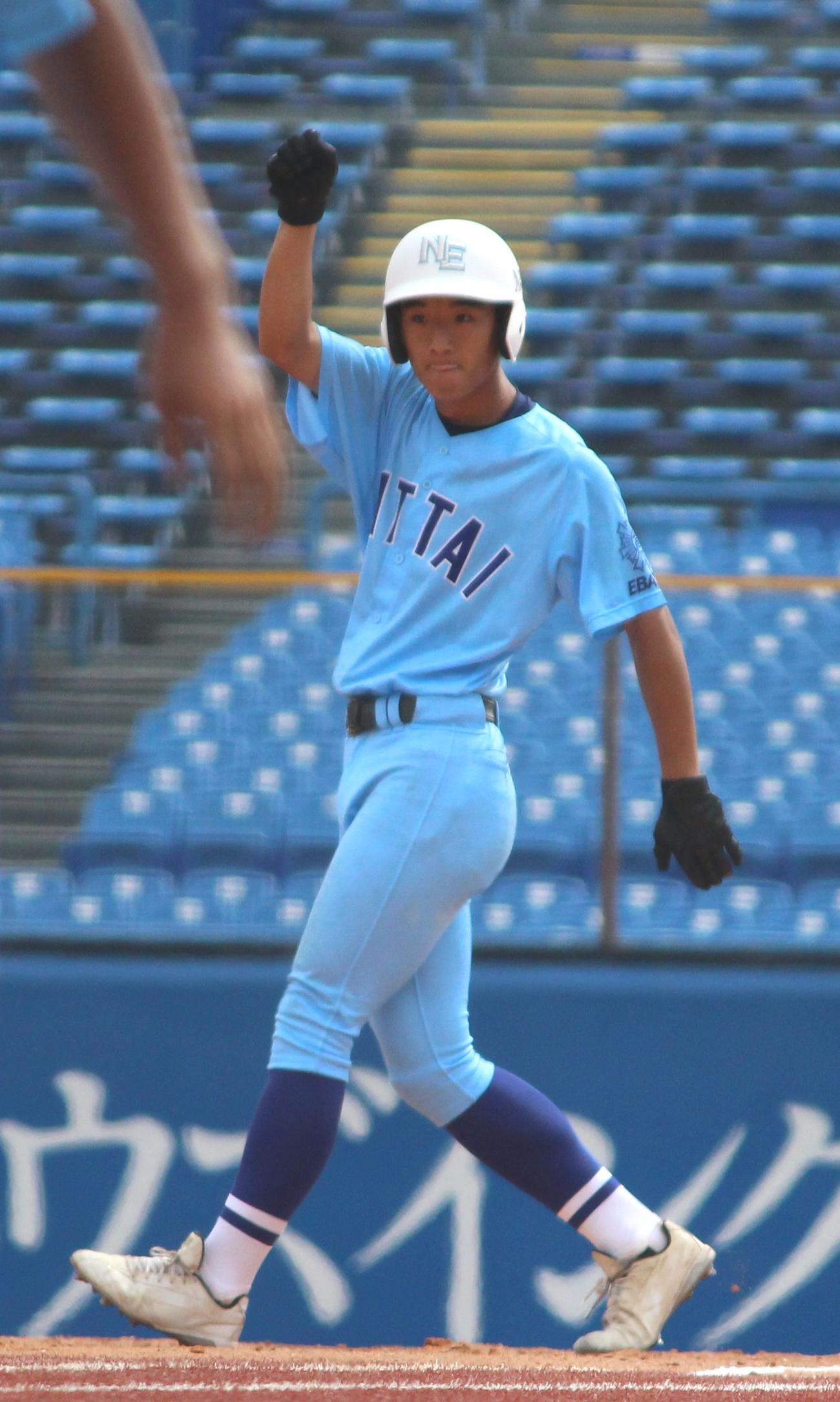 東亜学園対日体大荏原　1回裏日体大荏原無死一、三塁、勝ち越しの適時打を放ちガッツポーズの小林（撮影・保坂恭子）