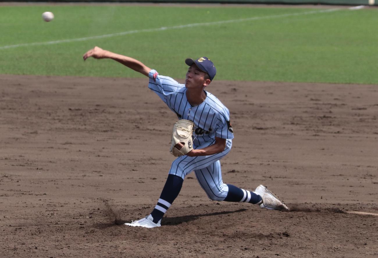 明大中野八王子対東海大菅生　力投する東海大菅生先発の鈴木泰（右から1人目）（撮影・藤塚大輔）