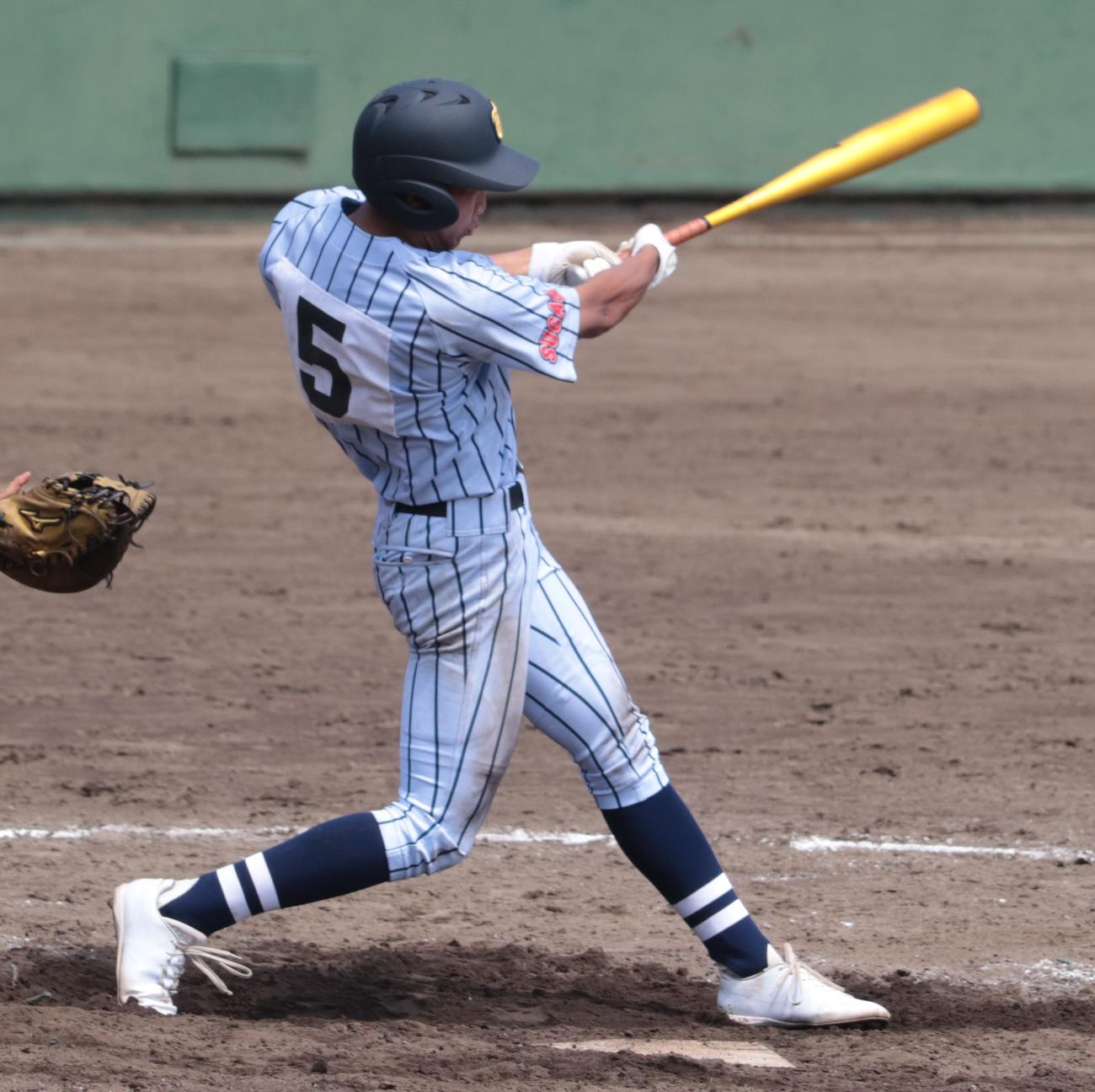 明大中野八王子対東海大菅生　4回裏東海大菅生2死二塁、左越え適時二塁打を放つ小池（右から1人目）（撮影・藤塚大輔）