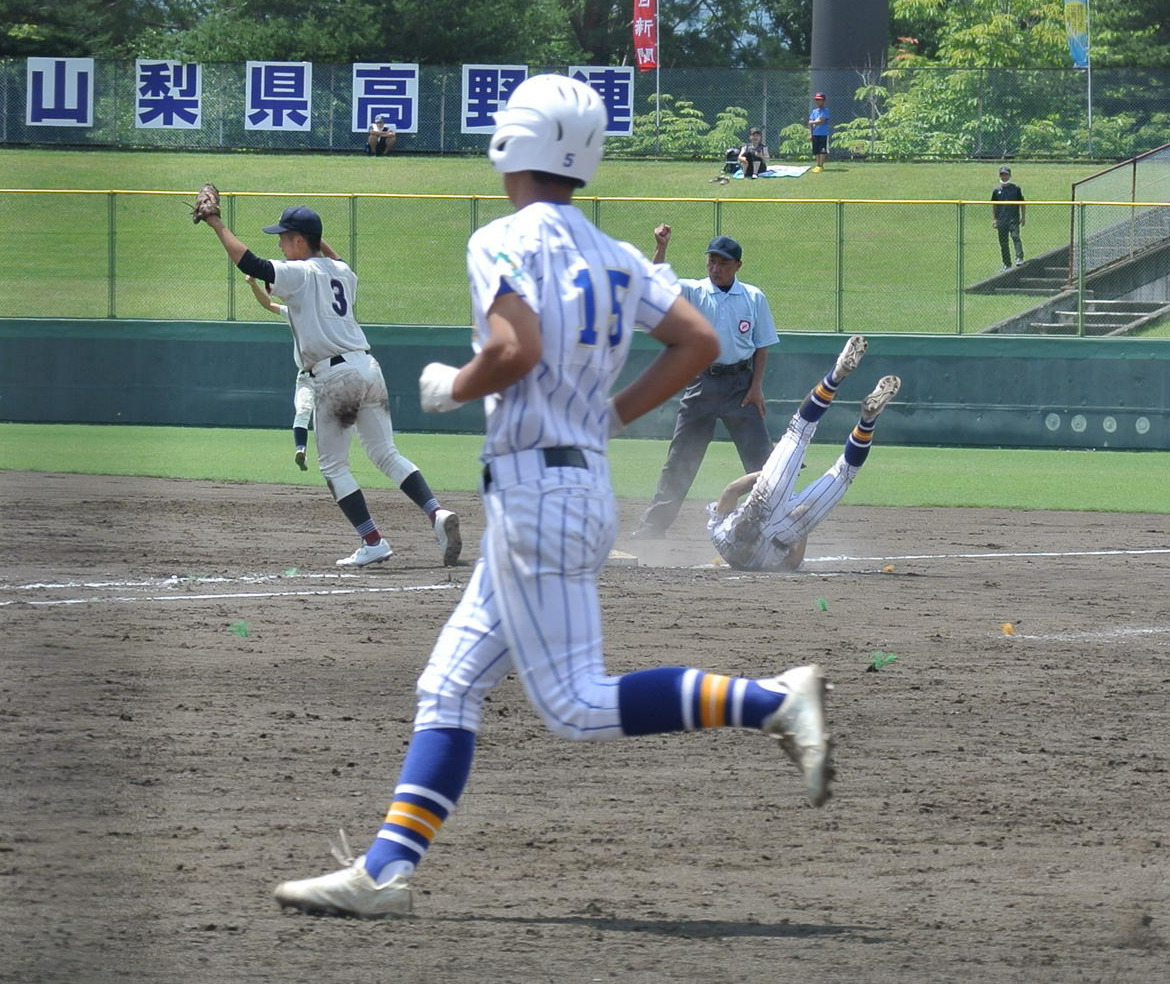 甲府城西の主将山口寛太捕手（右）は9回裏、1死一塁で併殺に倒れ一塁ベースで豪快に転がる