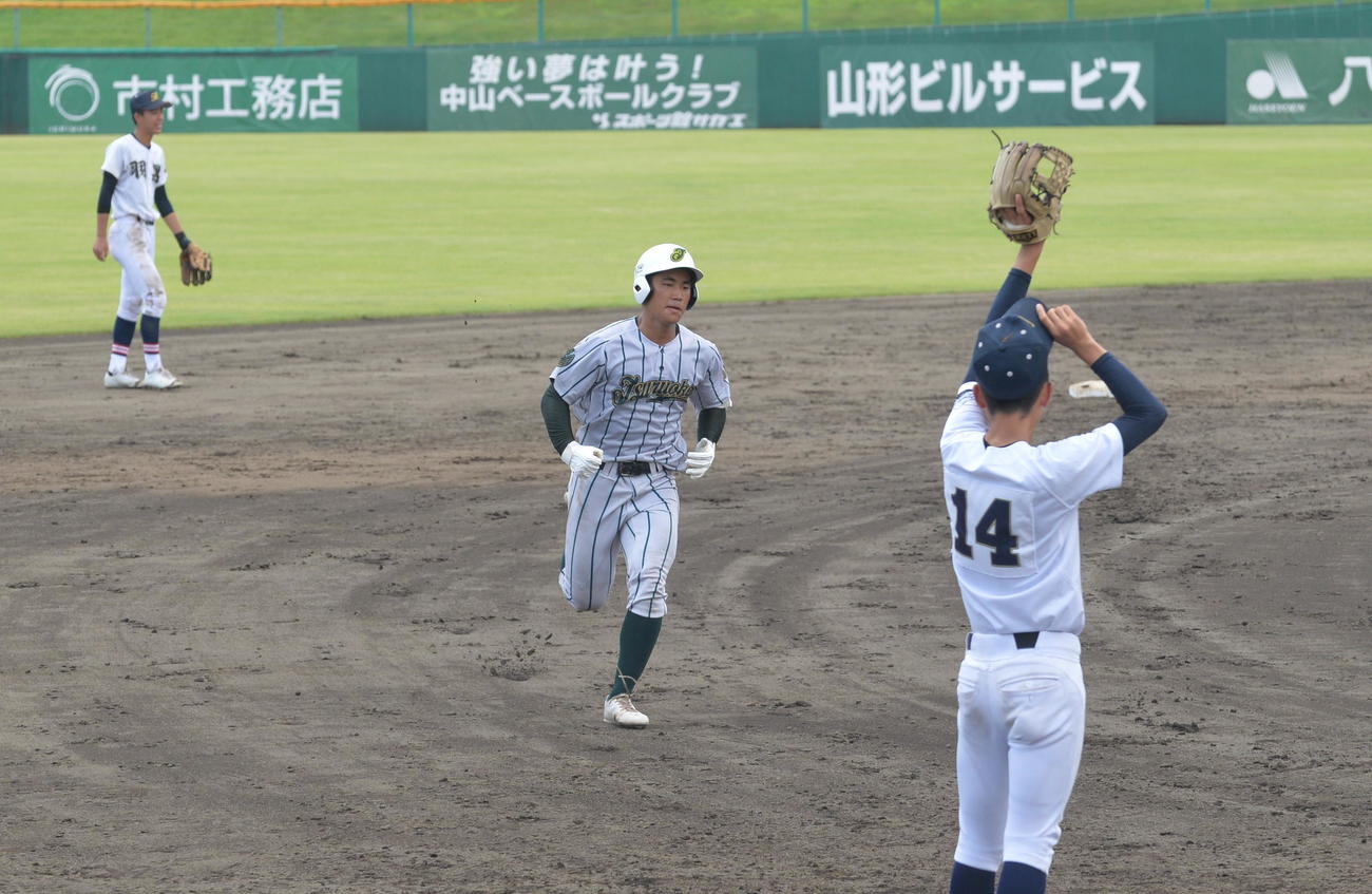 羽黒対鶴岡東　3回1死三塁、中越え本塁打を放った鶴岡東・土屋（中央）は無表情でダイヤモンドを一周する（撮影・濱本神威）