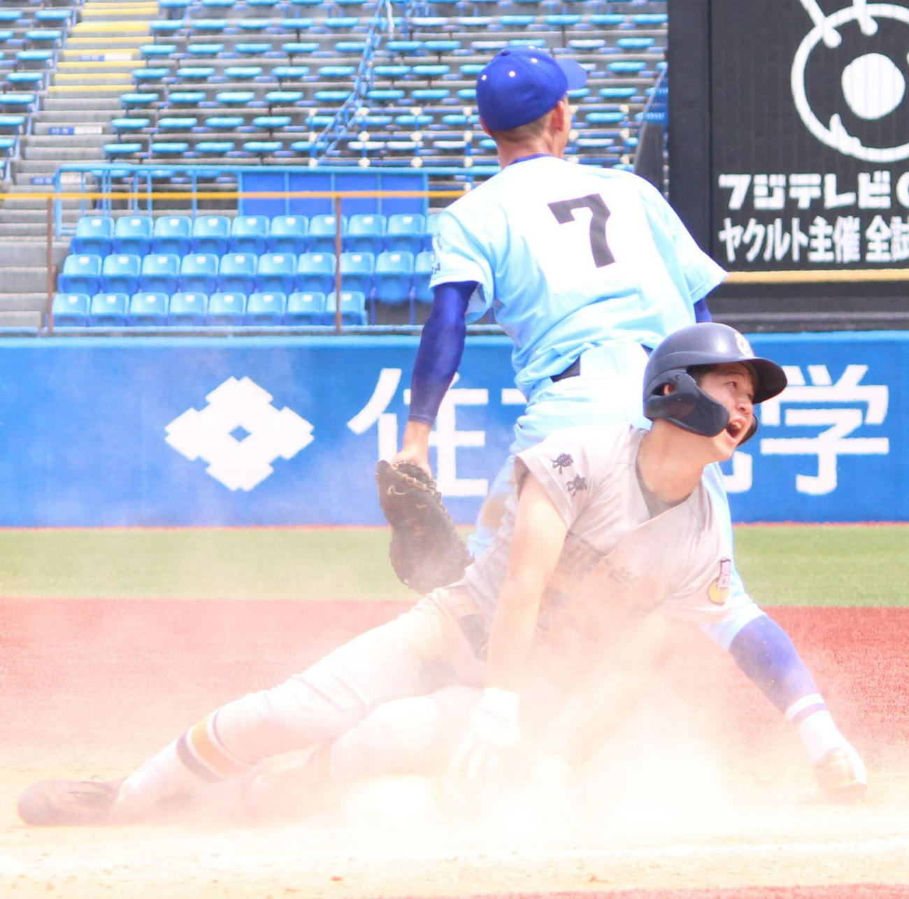 東亜学園対日体大荏原　9回表東亜学園2死二塁、一二塁間へ強いゴロを放ちヘッドスライディングをするも好守に阻まれて二ゴロに倒れた阿出川璃大（下）（撮影・保坂恭子）