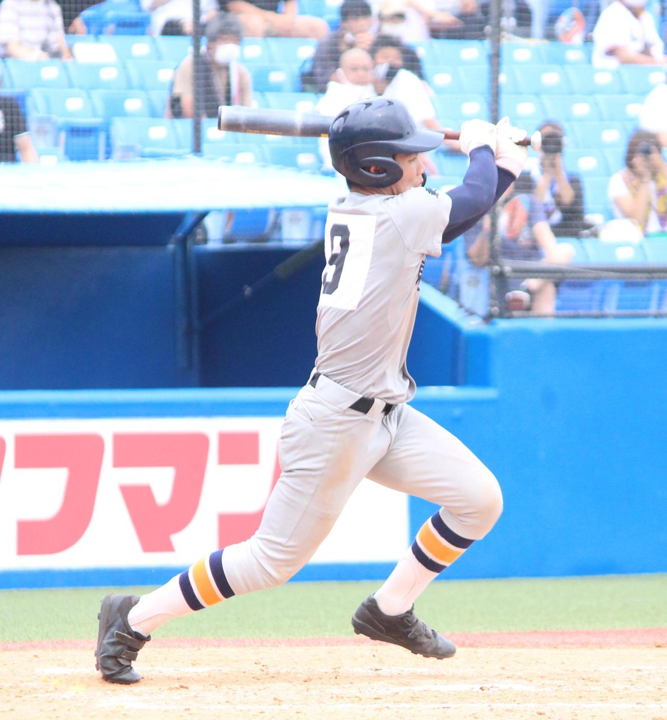 東亜学園対日体大荏原　9回表東亜学園、先頭で二塁打を放つ武田昂志郎（撮影・保坂恭子）