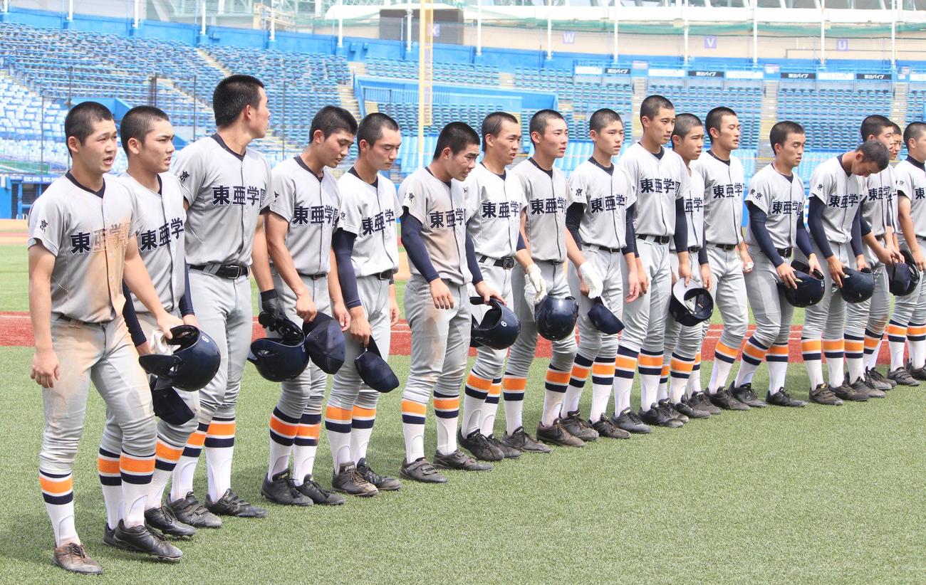 東亜学園対日体大荏原　試合後、スタンドにあいさつをする東亜学園の選手たち（撮影・保坂恭子）