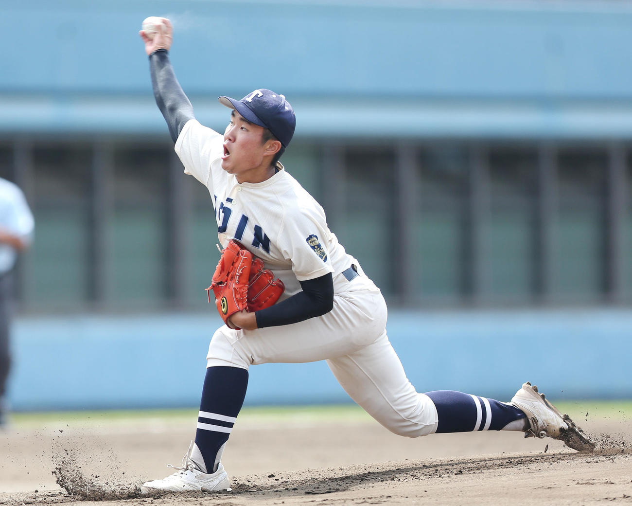 慶応対桐蔭学園　力投する桐蔭学園先発の山口（撮影・宮地輝）