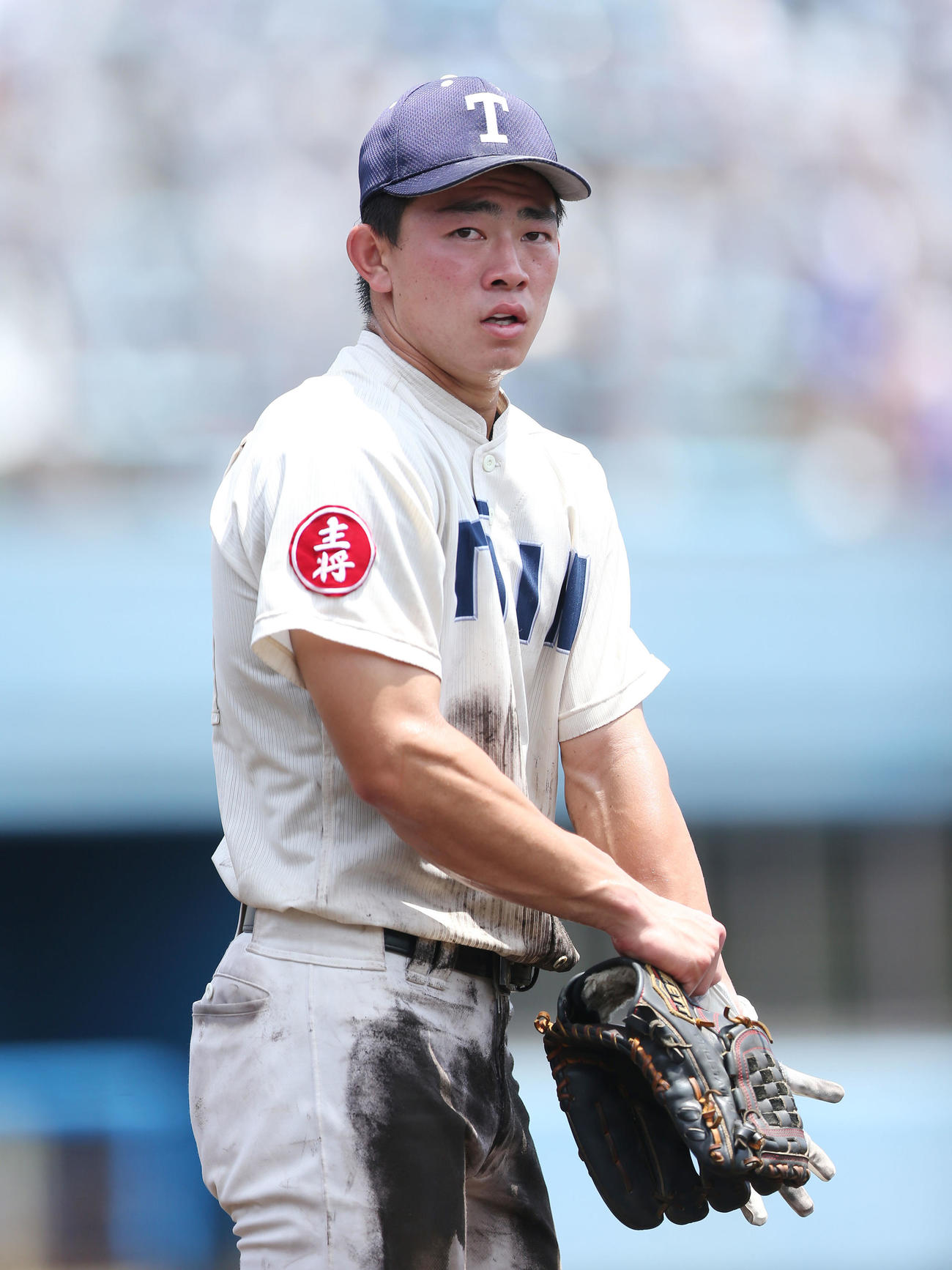 慶応対桐蔭学園　グラブをはめる桐蔭学園・相沢（撮影・宮地輝）